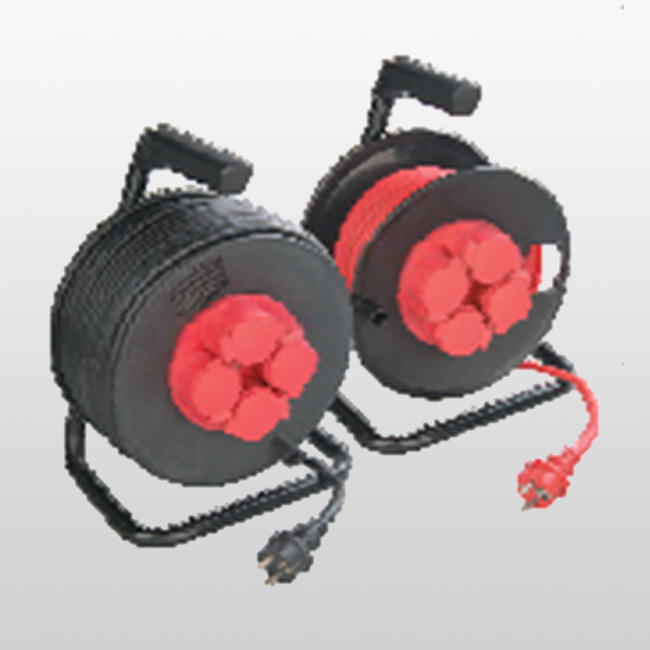 CRG4PS/CRG4PL Non reconnectable, avec coupe-circuit thermique, avec fiche non reconnectable 2P+T Enrouleur de câble avec prises 4 voies avec volets Enroulé max 0,92 KW (4,0A) Non enroulé max 3,22KW (14A)